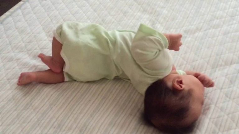 「赤ちゃんの寝返り」は個性にも影響される？お医者さんの言葉に賛同の声が… まとめいく [ matomake ]