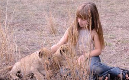 アフリカの野生に育てられた少女ティッピ ドゥグレ 野生動物と心を通わせる不思議な少女の現在の姿とは まとめいく Matomake